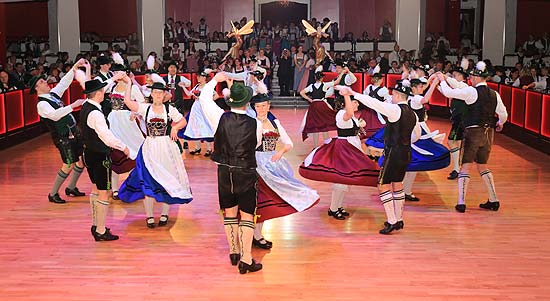 Alle machen mit : Oide Wiesn Bürgerball  im Deutschen Theater (©Foto:Martin Schmitz)